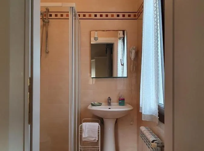 Berghinz Oda ve Kahvaltı 3*